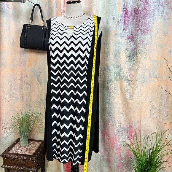 📌Emma & Michele Zigzag Design Slim Looking Silhouette Sleeveless Dress - Picture 5 of 11